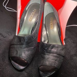 MODA Black sparkle micro fiber heels